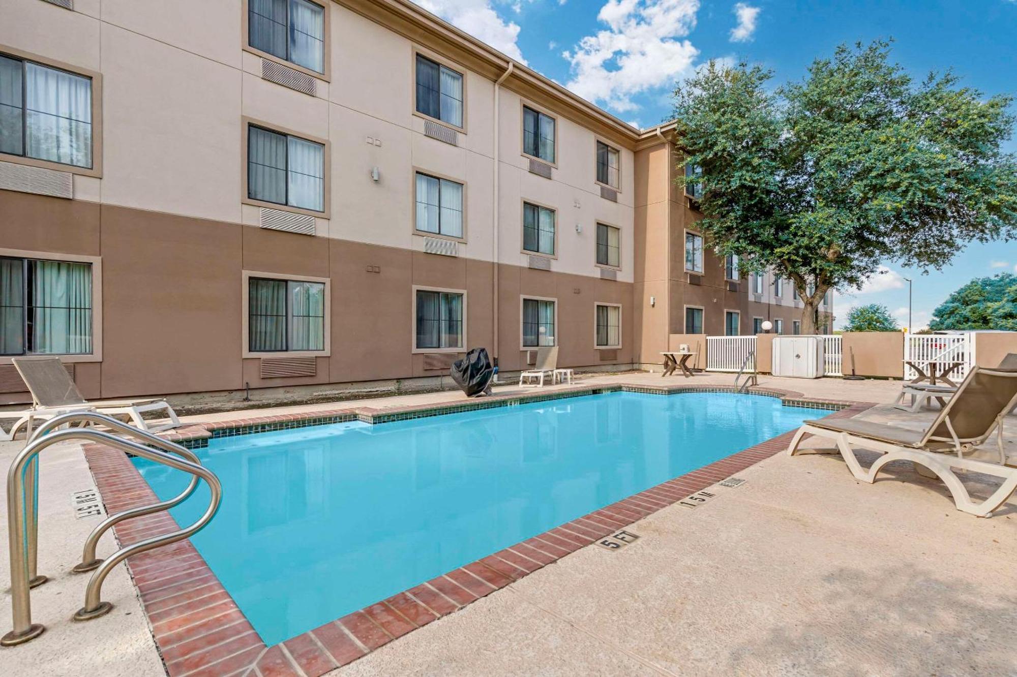 Comfort Inn & Suites Seguin Exterior photo