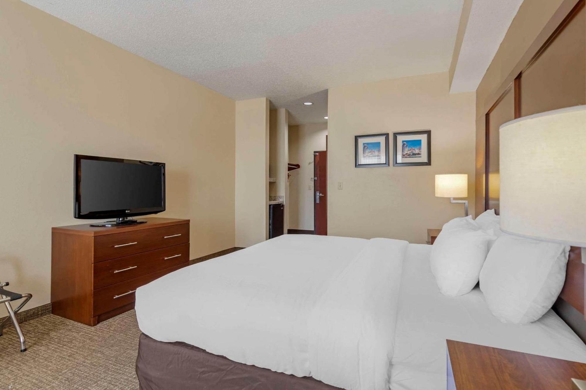 Comfort Inn & Suites Seguin Exterior photo