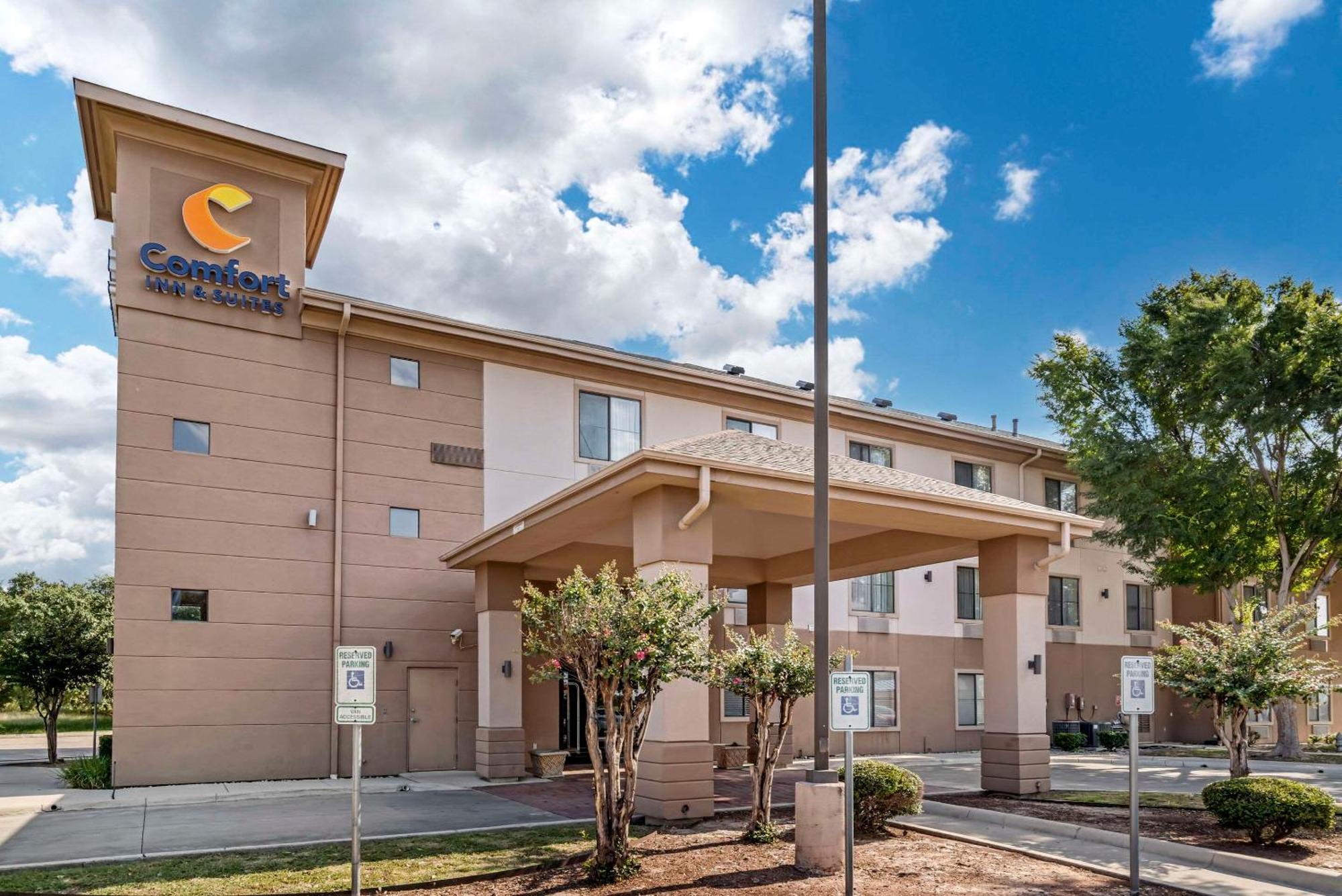 Comfort Inn & Suites Seguin Exterior photo